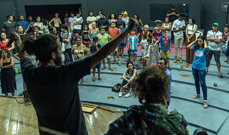 Jovens monitores em exercício no auditório do Polo Bela Vista